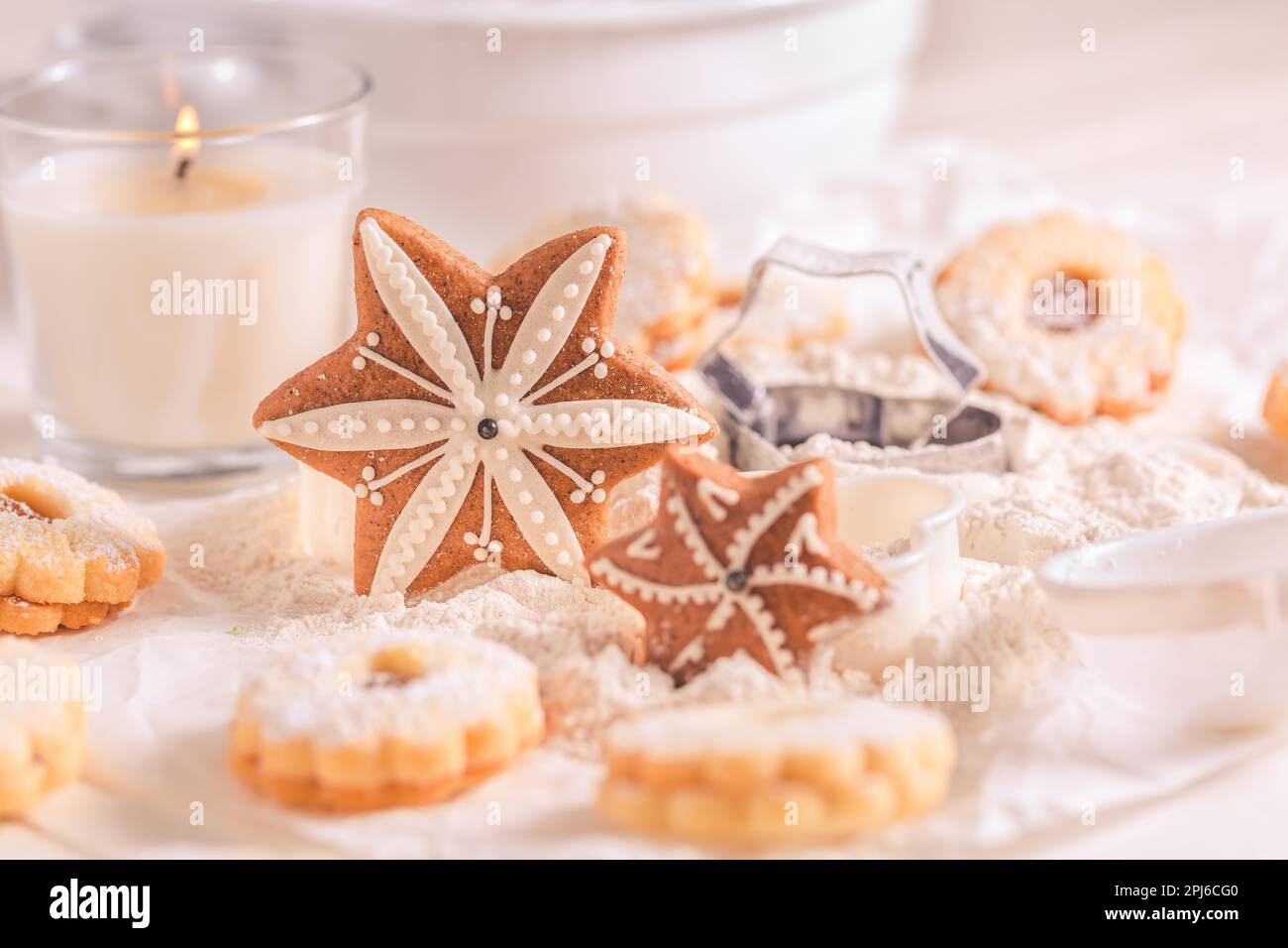 Pan de jengibre casero de Navidad y galletas con ingredientes de hornear en  blanco Fotografía de stock - Alamy