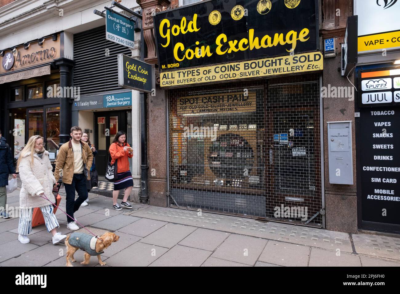 Exterior de la bolsa de monedas de oro en Charing Cross Road que ofrece  dinero en efectivo pagado por oro, plata y joyas el 26th de marzo de 2023  en Londres, Reino