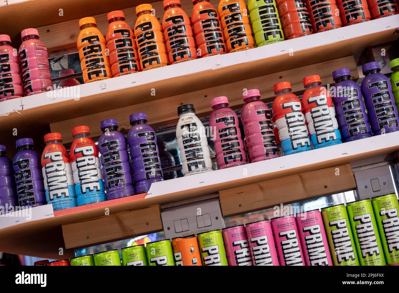 Varios sabores de la bebida energética Prime a la venta en una tienda