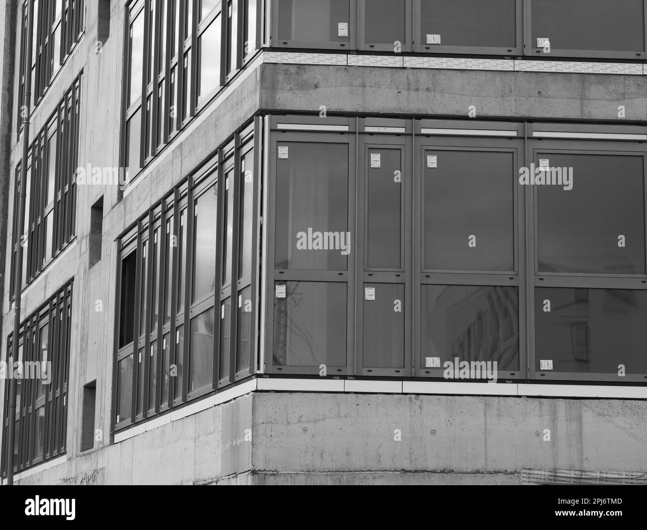 Mannheim, 03.31.2023 Nueva construcción de un edificio de oficinas, en el primer plano de las nuevas ventanas del edificio inacabado. Foto de stock