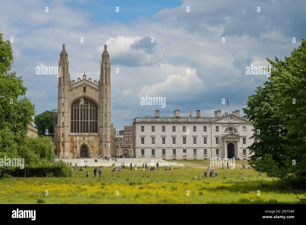 La gente disfruta del buen tiempo en los terrenos de Kings College en Cambridge en verano Foto de stock