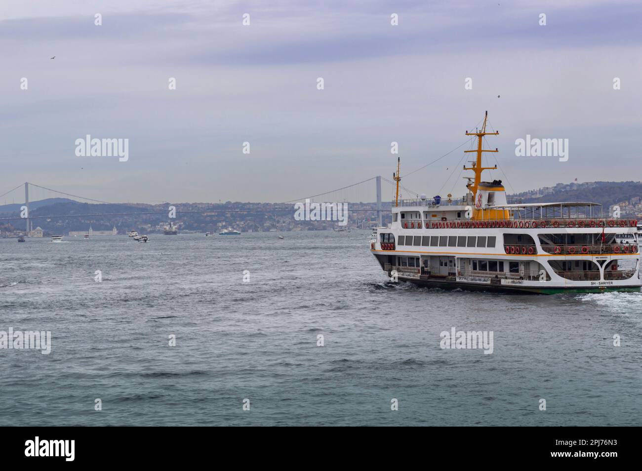 Vistas al Bósforo. El icónico ferry de líneas de la ciudad de Estambul con cielo azul. Estambul, Turquía - Marzo 2023 Foto de stock