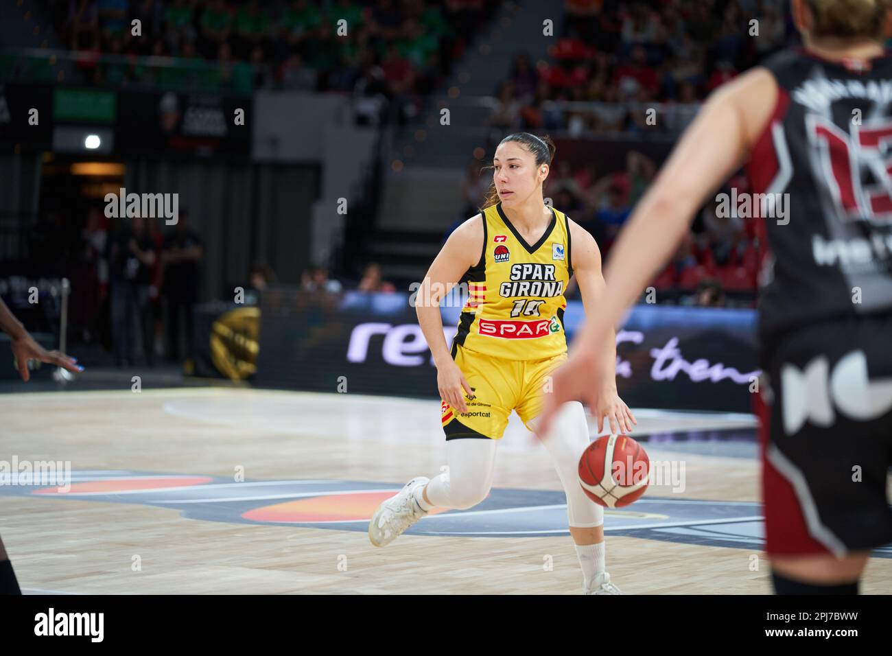 Laia Flores de Spar Girona en acción durante los cuartos de final de la