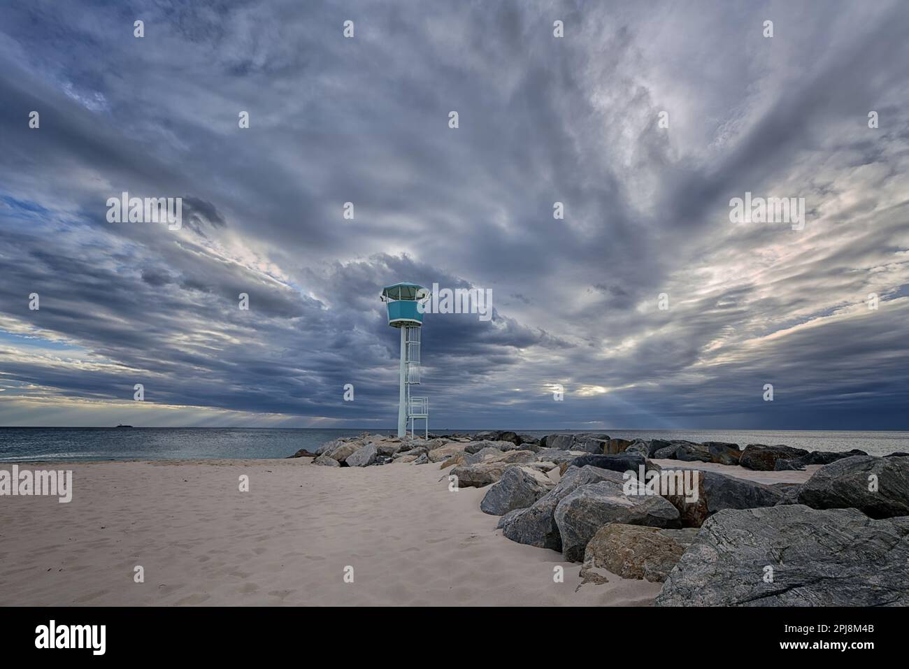 Cielos tormentosos en Cottesloe Beach, WA Foto de stock