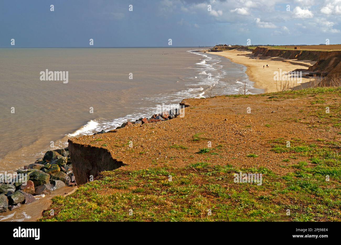 Una vista de la playa y acantilados erosionados después de una fuerte ducha en la costa de Norfolk hacia Cart Gap en Happisburgh, Norfolk, Inglaterra, Reino Unido. Foto de stock