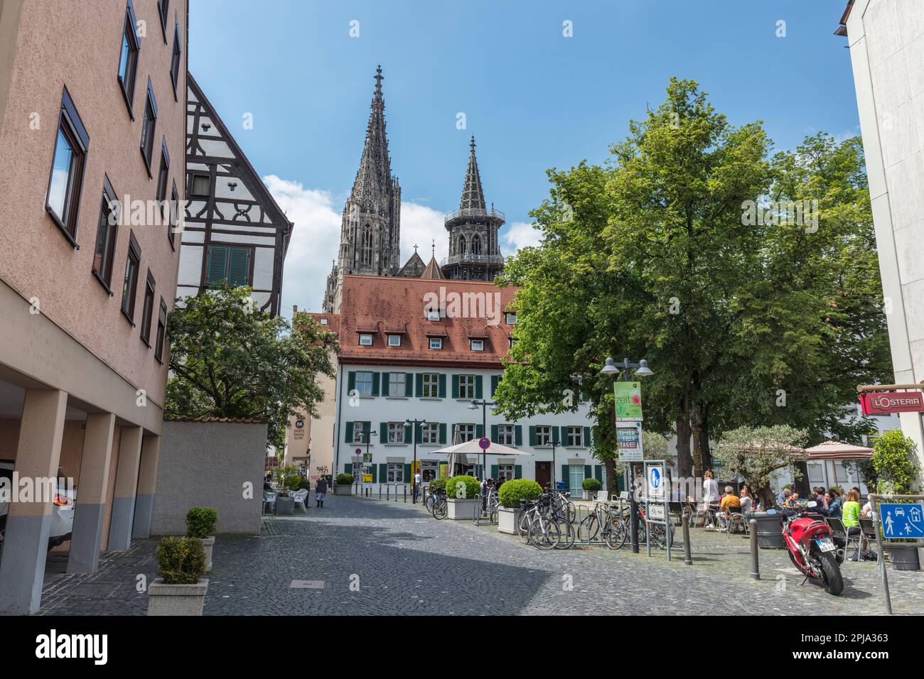 Edificios históricos y plaza en Schuhhausgasse con agujas de Ulm Minster en el fondo, casco antiguo, Altstadt, Ulm. Foto de stock