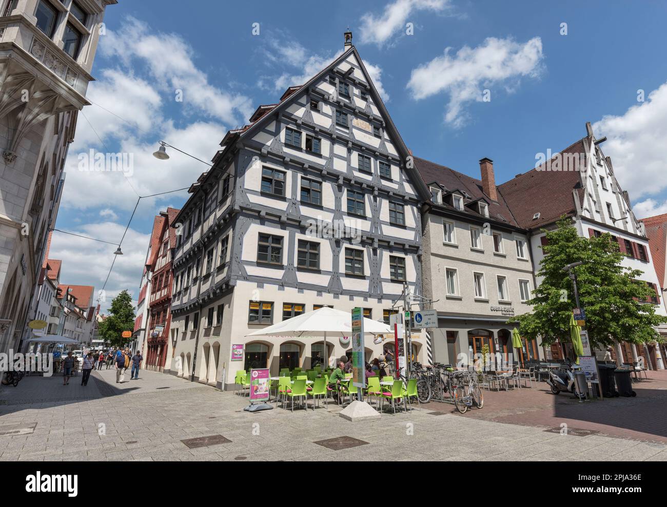 Casa residencial histórica de entramado de madera del siglo XV / XVIII y café en Hafengasse, casco antiguo, Altstadt, Ulm. Foto de stock