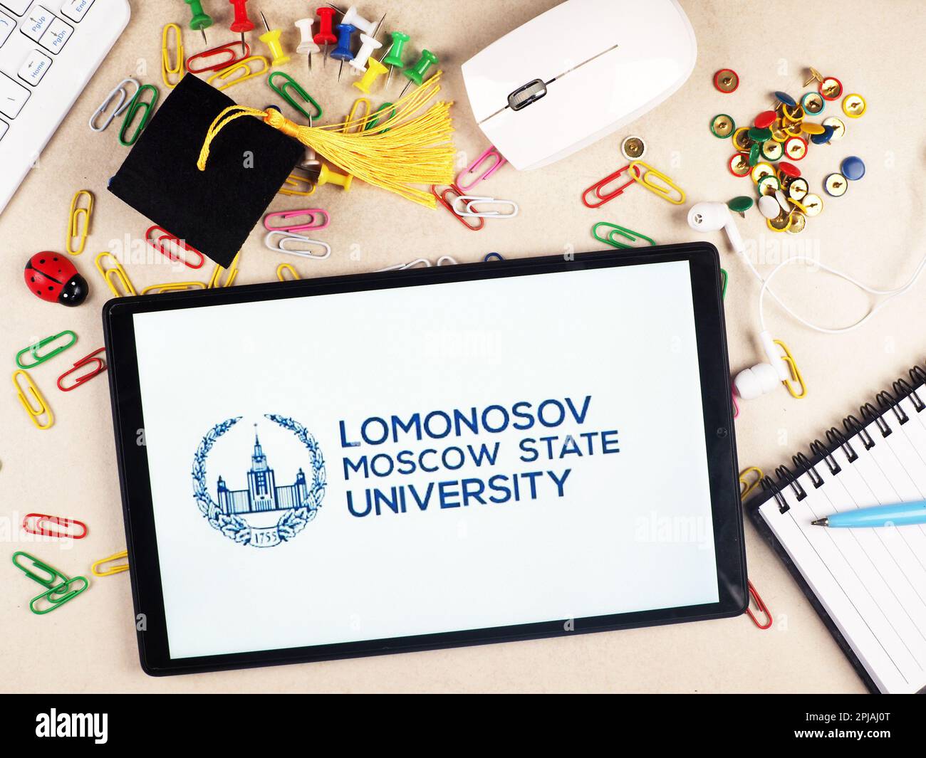 En esta ilustración fotográfica, el logotipo de la Universidad Estatal de Moscú Lomonosov se muestra en una tableta. Foto de stock