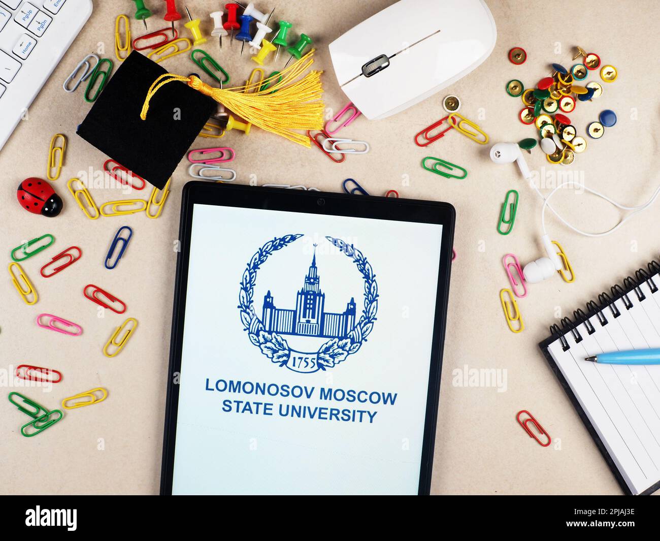 En esta ilustración fotográfica, el logotipo de la Universidad Estatal de Moscú Lomonosov se muestra en una tableta. Foto de stock