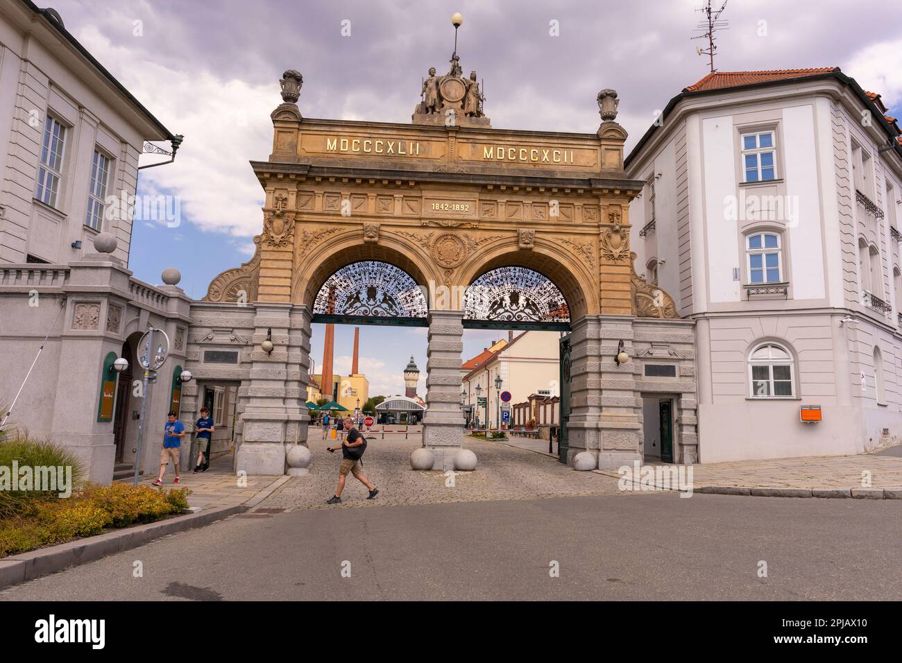 PILSEN, REPÚBLICA CHECA, EUROPA - Puerta principal de la cervecería Pilsner Urquell. Diseñado por Emanuel Klotz. Foto de stock