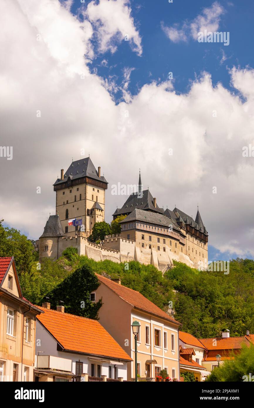 KARLSTEJN, REPÚBLICA CHECA, EUROPA - Castillo de Karlstejn en Bohemia. Foto de stock