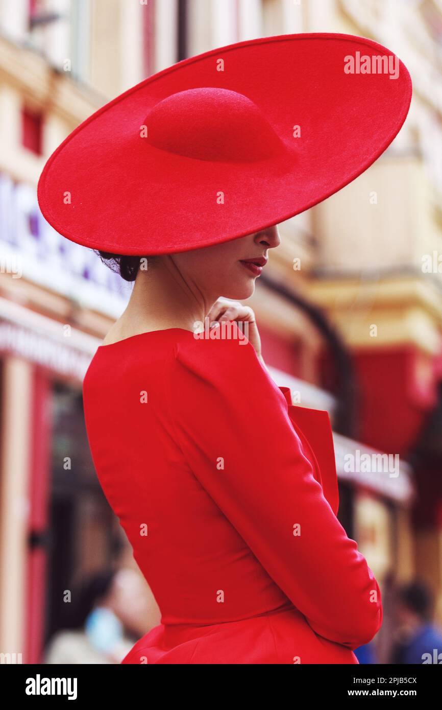 Mujer joven en sombreros elegantes posando Fotografía de stock - Alamy