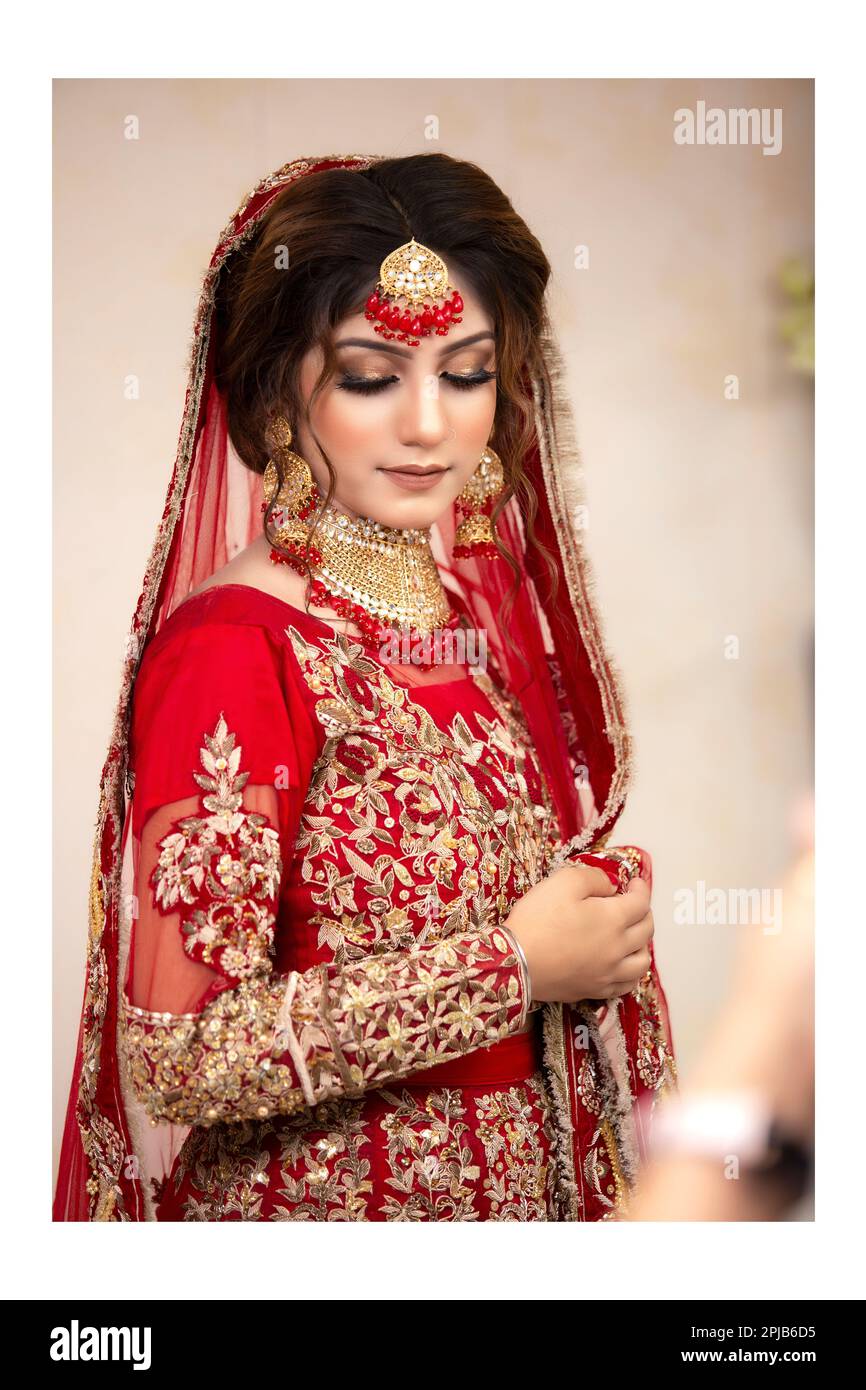 Novia india vestida con ropa de boda tradicional Foto de stock