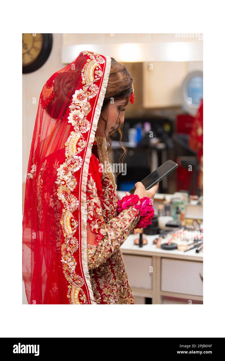 Novia india vestida con ropa de boda tradicional Foto de stock