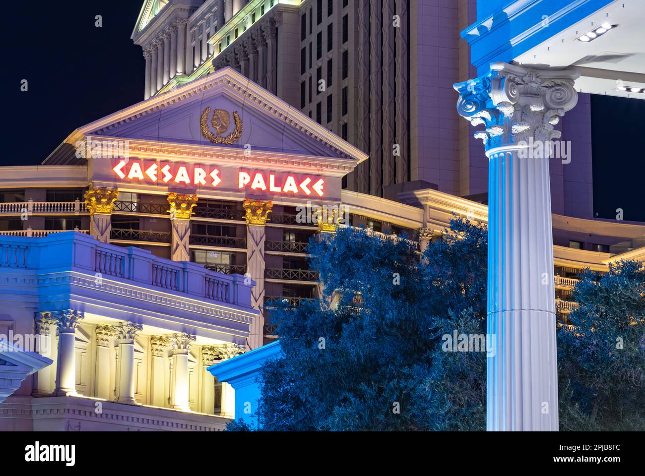 Una foto del Caesars Palace por la noche. Foto de stock