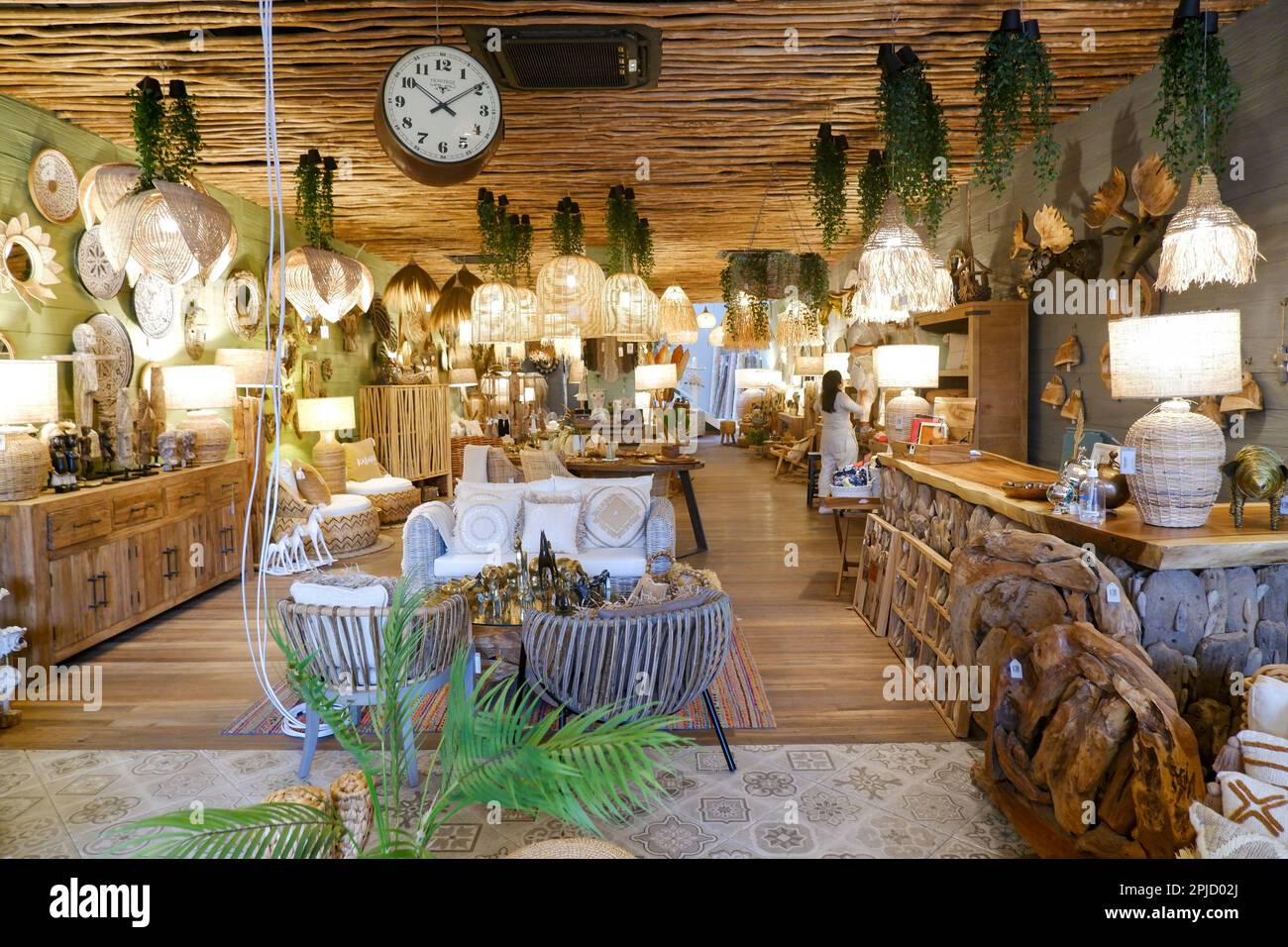 Tienda de muebles rústicos e iluminación en Bali Fotografía de stock - Alamy