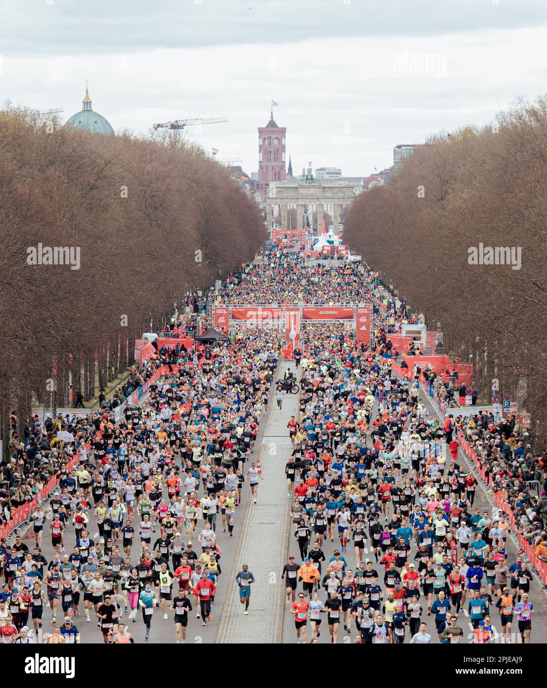 Berlín, Alemania. 02nd de abril de 2023. Atletismo: Media Maratón. Miles de  corredores comienzan la Media Maratón de Berlín en el Straße des 17.  Crédito: Paul Zinken/dpa/Alamy Live News Fotografía de stock -