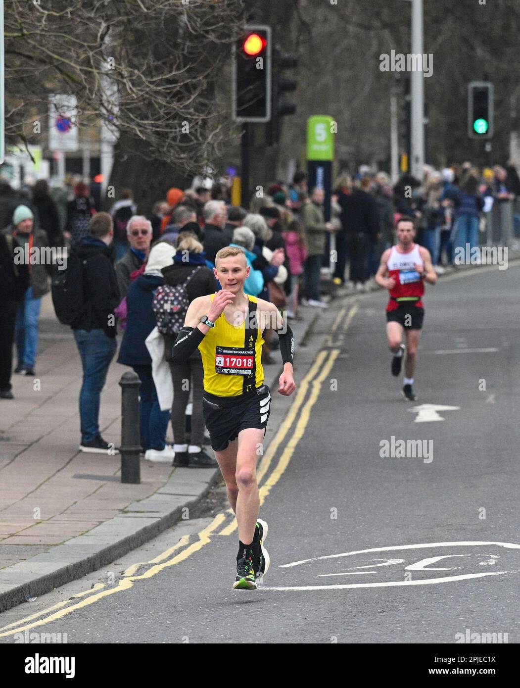 Brighton Reino Unido, 2nd de abril de 2023 - Los primeros líderes de la maratón de Brighton, miles de personas participan hoy en las calles y a lo largo del paseo marítimo de la ciudad : Credit Simon Dack / Alamy Live News Foto de stock