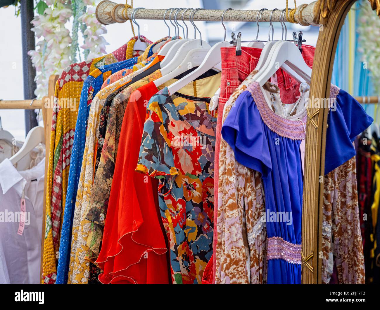 Cierre de la colección de vestidos vintage coloridos a la venta en el  puesto de mercado en Frome Sunday Market, Somerset, Reino Unido el 2 de  abril de 2023 Fotografía de stock - Alamy