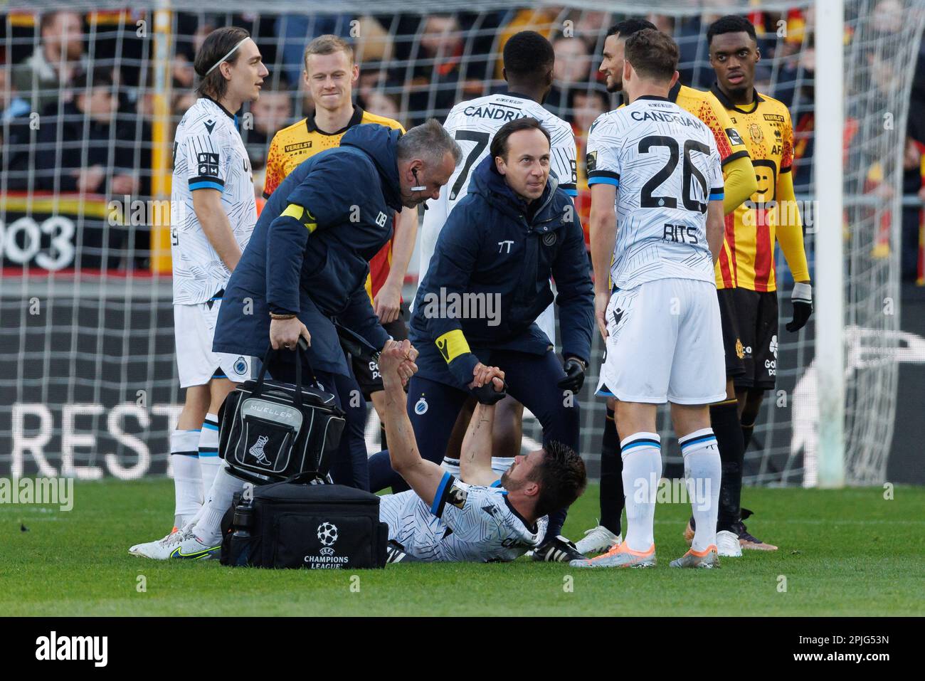 Mechelen, Bélgica. 02nd de abril de 2023. El jugador del club Brandon  Mechele está herido en el suelo durante un partido de fútbol entre el KV  Mechelen y el Club Brujas, el