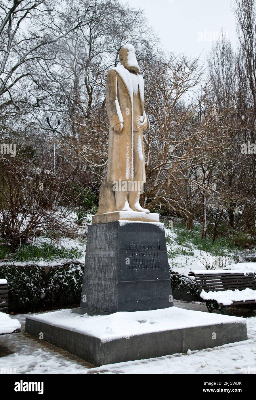 Una estatua cubierta de nieve del controvertido monarca Leopoldo II en el Jardín du Roi, Bruselas, Bélgica. Foto de stock