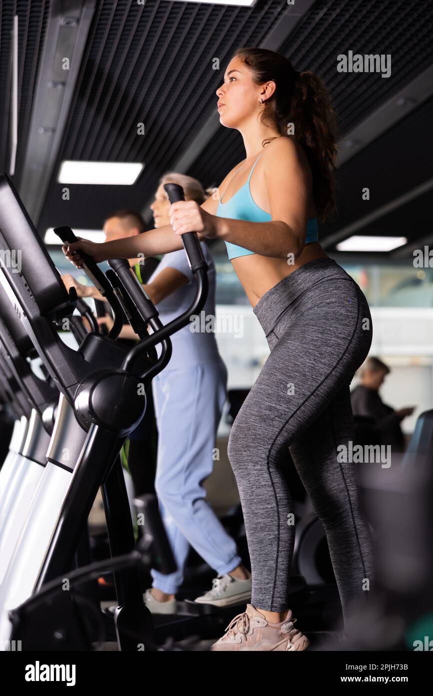 Mujer de fitness en ropa deportiva haciendo entrenamiento cardiovascular en  elipsoide en gimnasio Fotografía de stock - Alamy