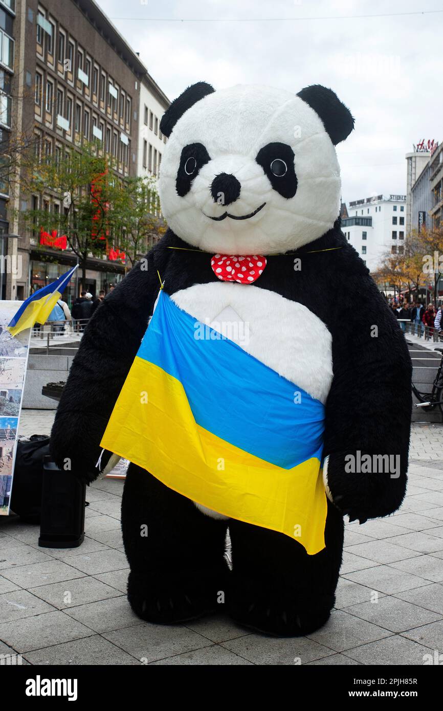 Hannover, Alemania - 14 de octubre de 2022. Disfraz de oso gigante con la  bandera de Ucrania, Ayuda para Ucrania en la guerra con Rusia Fotografía de  stock - Alamy