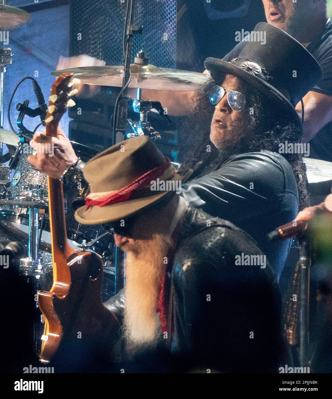 Austin, EE.UU. 02nd de abril de 2023. Slash y Billy Gibbons actuaron  durante los CMT Music Awards 2023 en Moody Center el 02 de abril de 2023 en  Austin, Texas. Foto: Amy