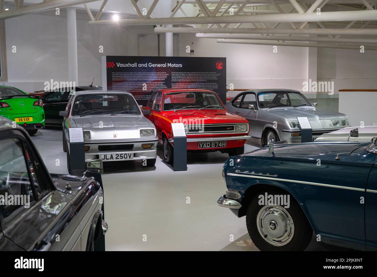 Coches Vauxhall en el museo British Motor Heritage Foto de stock