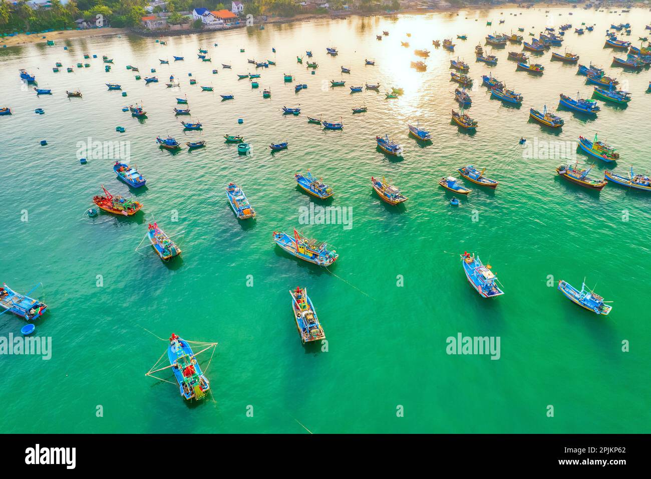 Vista aérea del pueblo pesquero de Mui Ne por la mañana con cientos de barcos anclados para evitar tormentas, esta es una hermosa bahía en el centro de Vietnam Foto de stock