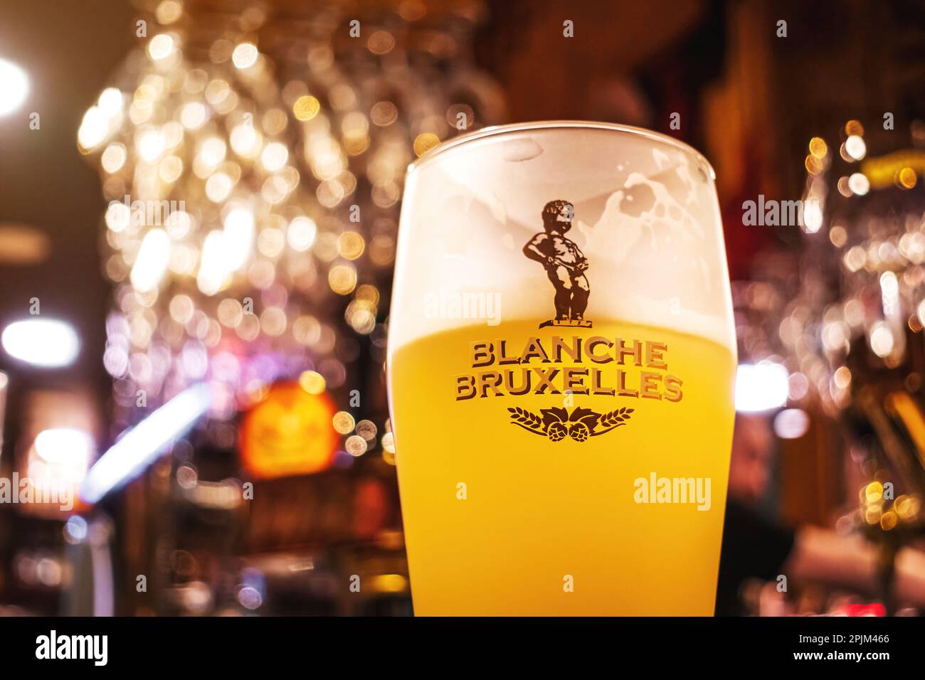 Vaso de cerveza Blanche De Bruxelles con fondo Bar. Enfoque suave. Cerveza blanca belga. Foto de stock