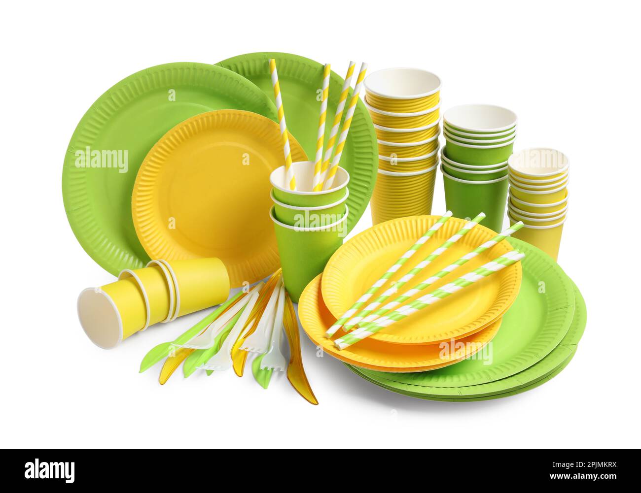 Vajilla desechable de plástico con platos y cubiertos para picnic en el  fondo blanco Fotografía de stock - Alamy