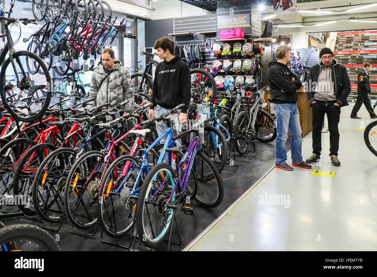 31.03.2023, Rusia. Moscú. Venta de bicicletas y accesorios para bicicletas  en la tienda Zenit Sport Fotografía de stock - Alamy