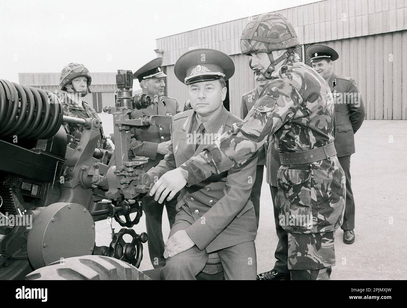 Imagen de archivo de oficiales del ejército ruso visitando el ejército británico con sede en Larkhill en la llanura de Salisbury en marzo de 1991. Foto de stock