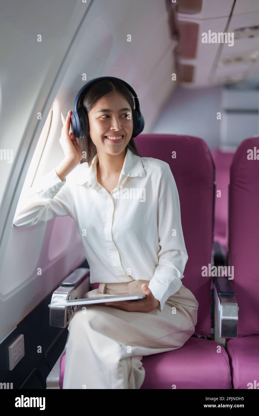 Pasajero Atractivo Asiático Joven De La Mujer De Negocios Que Se Sienta En  El Avión De