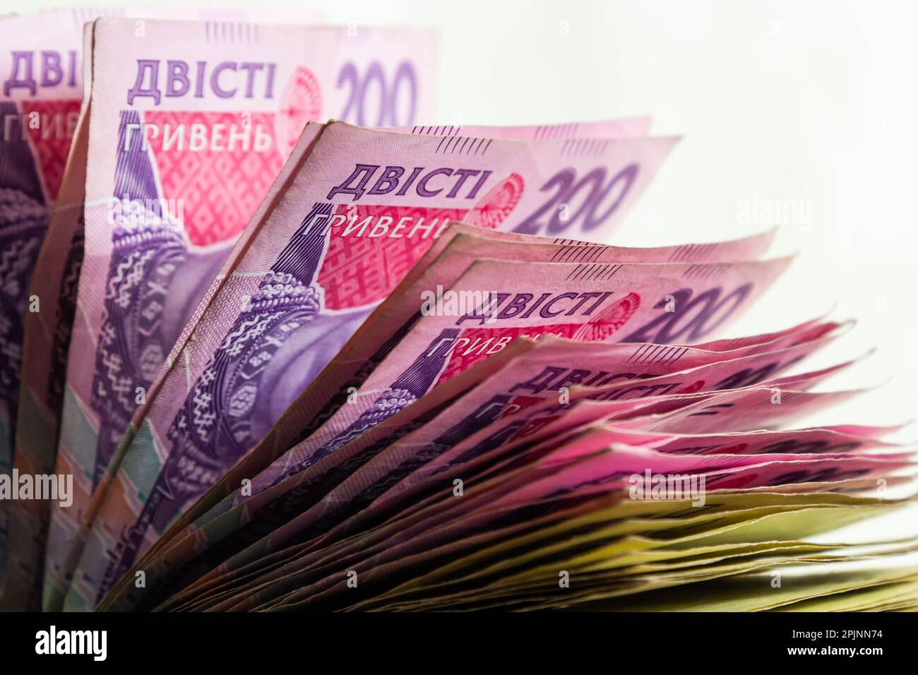 El papel moneda ucraniano se presenta sobre un fondo azul. billetes de 200 hryvnia. Foto de stock