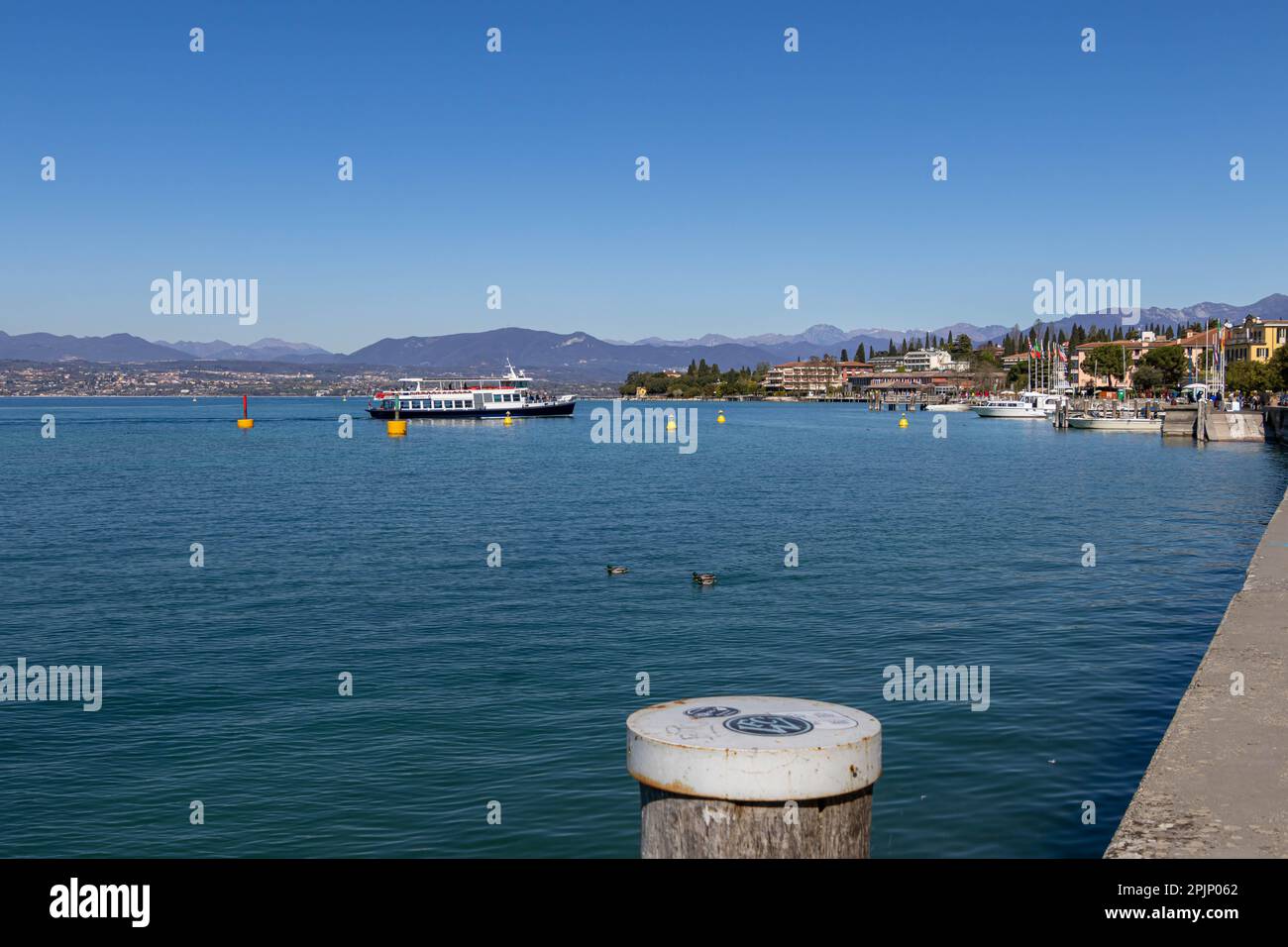 Sirmione, Lago de Garda, Italia - 28 de marzo de 2023 El ferry llega al puerto de Sirmione Foto de stock