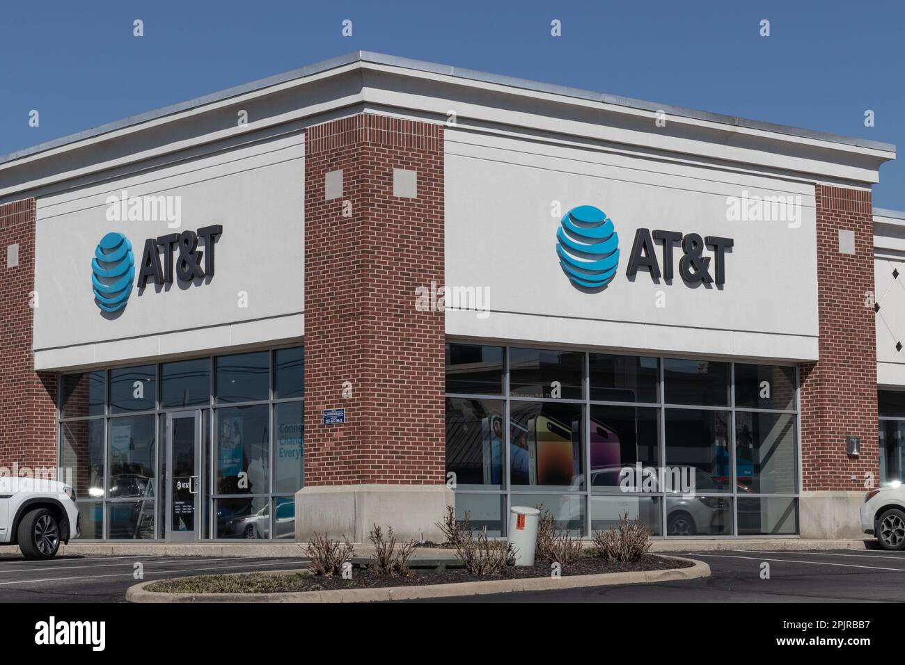 Avon, alrededor de abril de 2023: Tienda minorista de teléfonos celulares AT&T. AT&T ofrece voz, datos, celular, móvil, fibra óptica, TV y productos basados en IP. Foto de stock