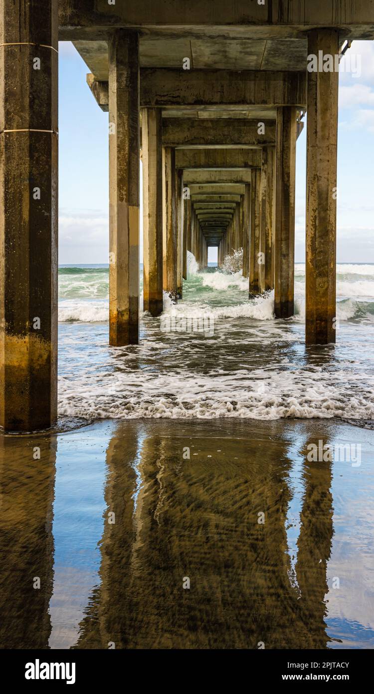 Reflexiones bajo Scripps Memorial Pier en La Jolla Shores Beach, La Jolla, California, EE.UU Foto de stock