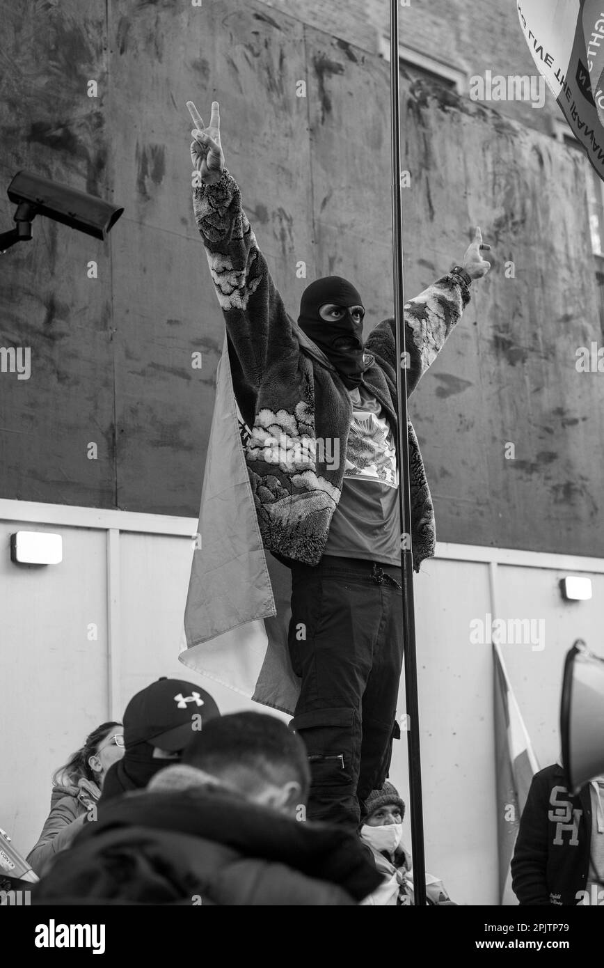 Los británicosiraníes y sus partidarios se reunieron frente a Downing