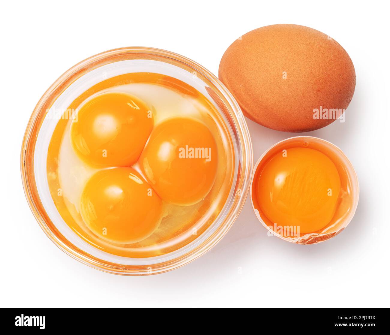 Huevo de pollo marrón y yemas de huevo en tazón de vidrio sobre fondo blanco. Trayecto de delimitación. Foto de stock