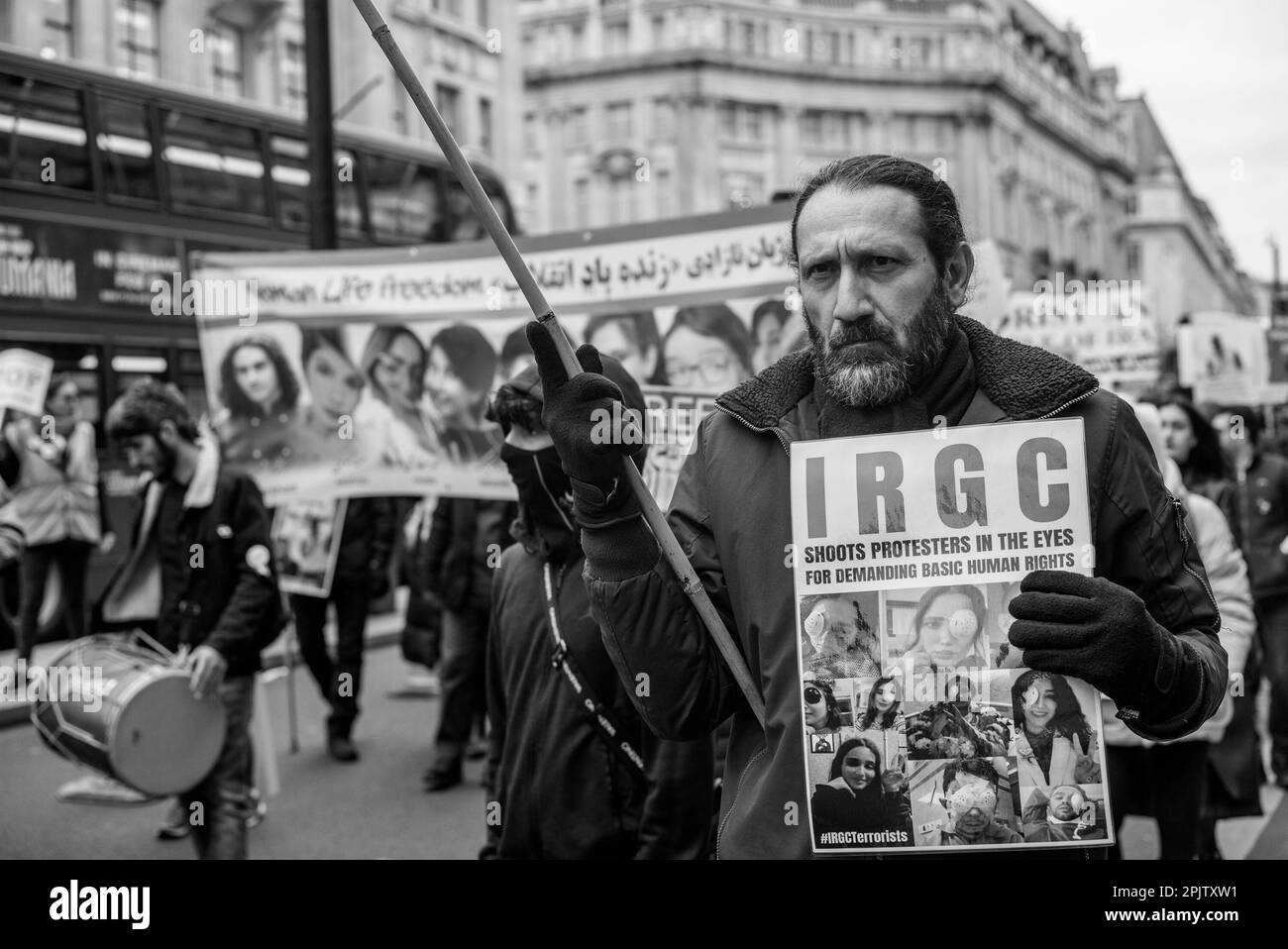 Los británicosiraníes y sus partidarios marcharon por el centro de