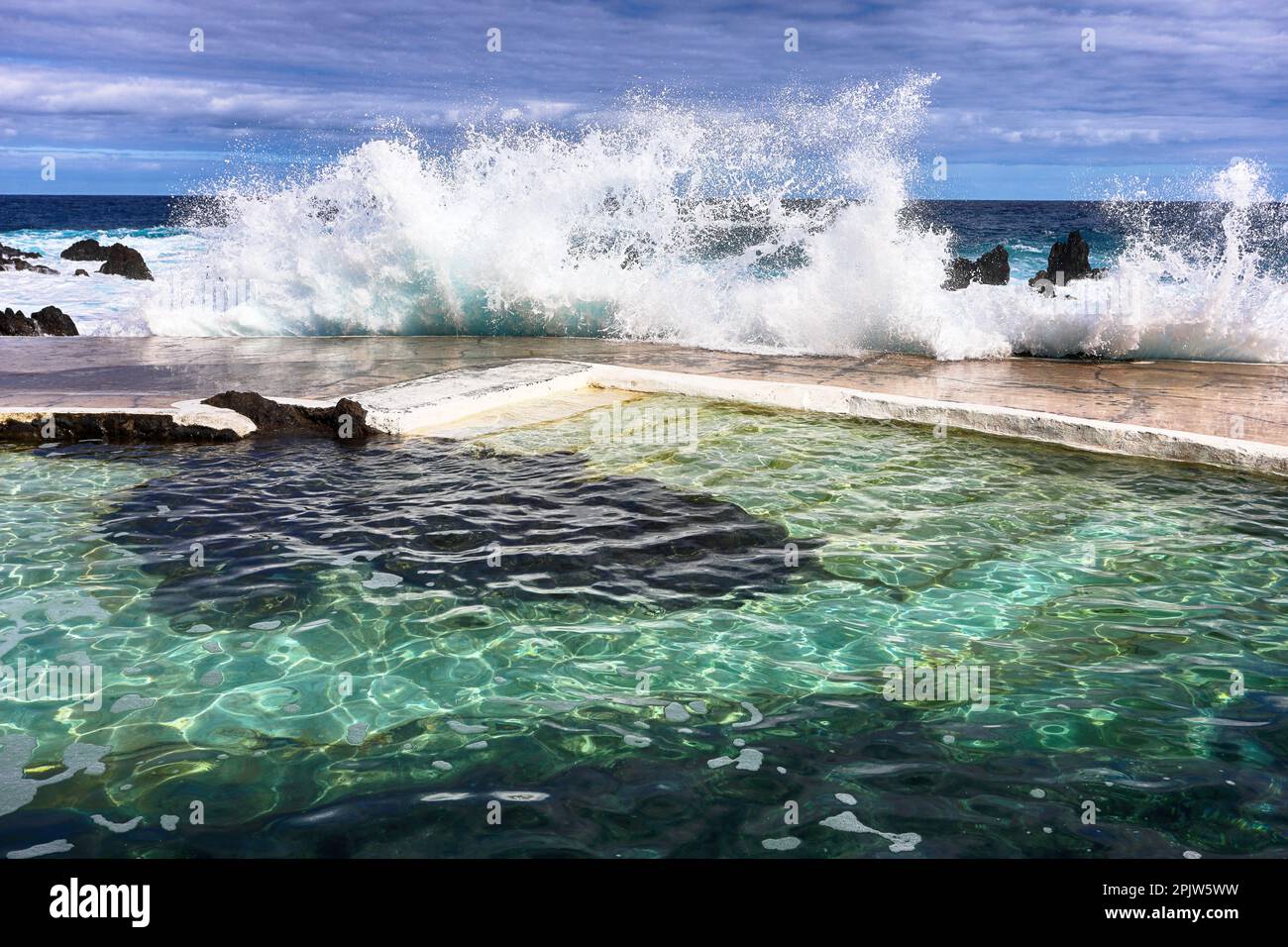 Piscina de lava volcánica en Porto Moniz, Isla de Madeira, Portugal Foto de stock