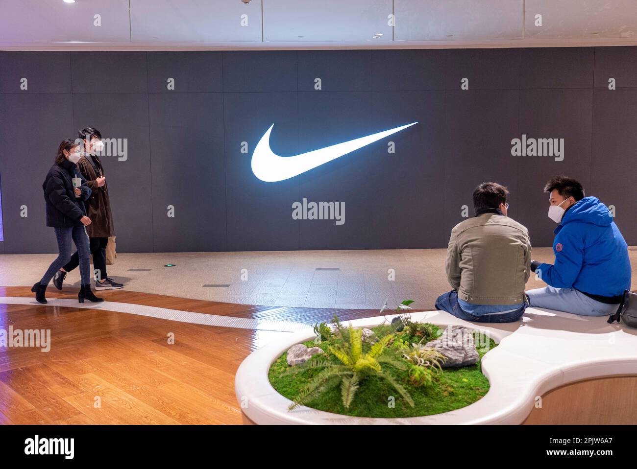 Shanghái, China. 14th de enero de 2023. SHANGHAI, CHINA - DE ENERO de 2023 - (ARCHIVO) Ciudadanos pasan por delante de una tienda Nike en Shanghai, China, 14 de enero de