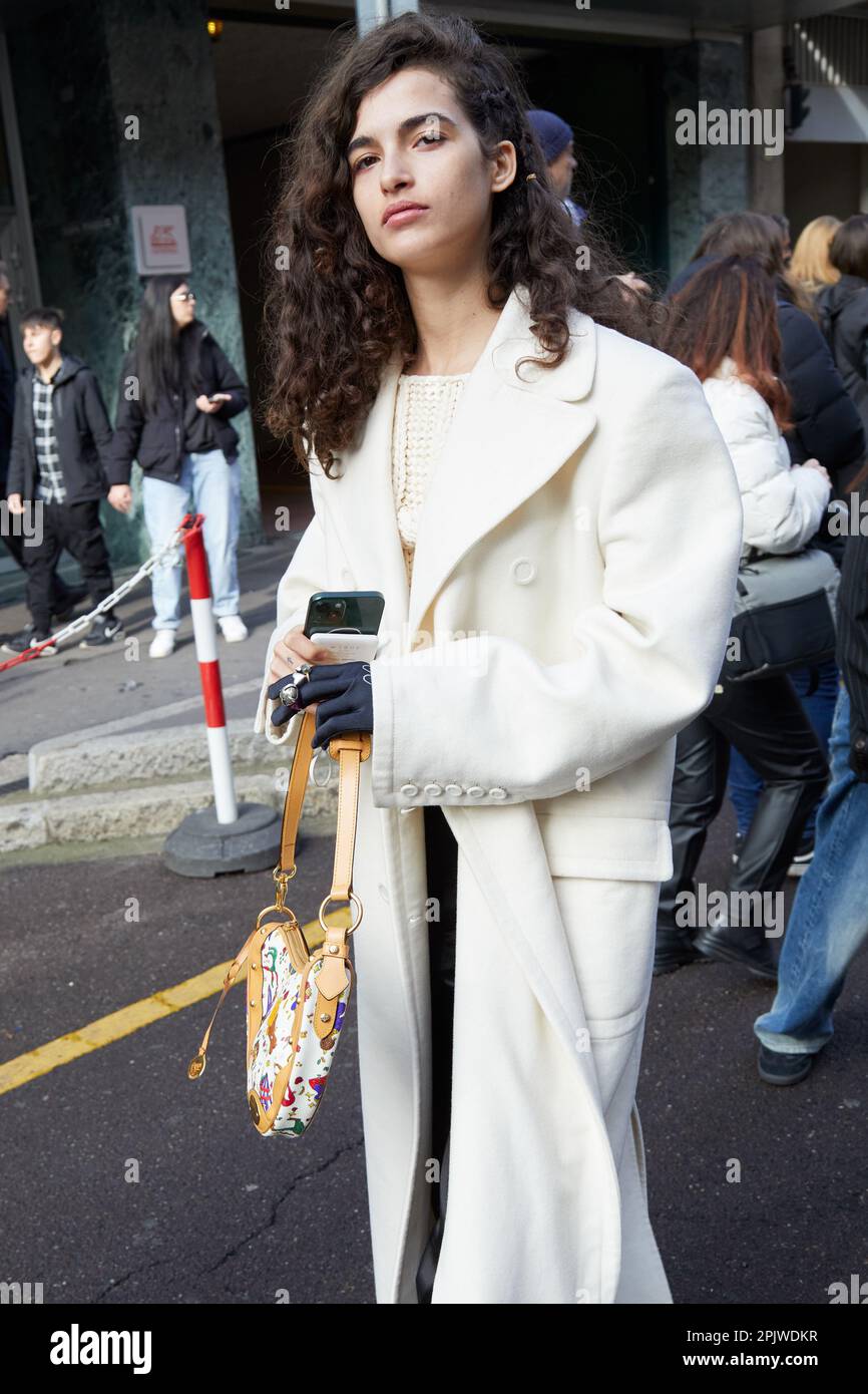 MILÁN, ITALIA - 25 DE FEBRERO de 2023: Chiara Scelsi con abrigo blanco antes del desfile de Ermanno Scervino, estilo callejero de la Semana de la Moda de Milán Foto de stock