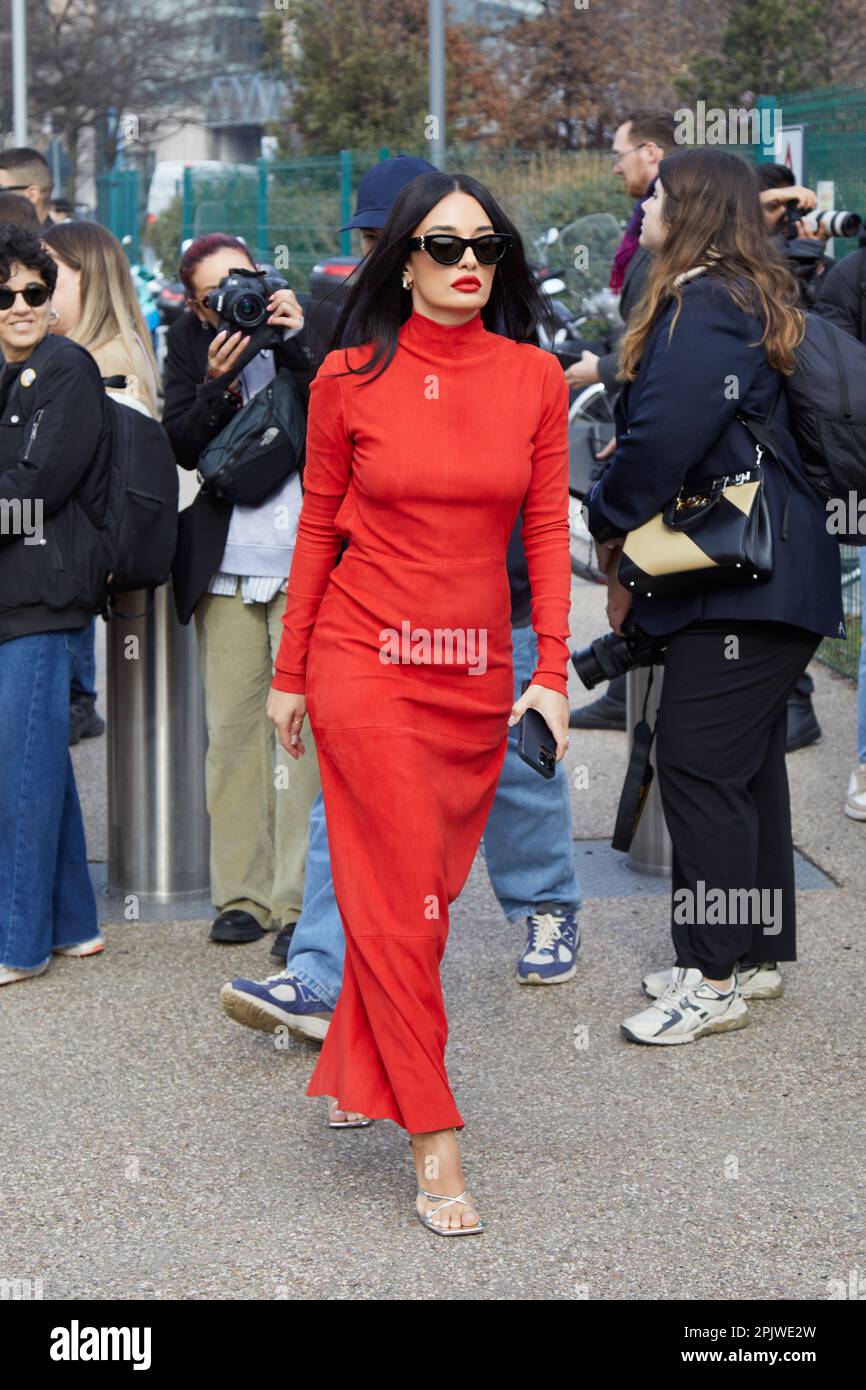 MILÁN, ITALIA - 25 DE FEBRERO de 2023: Amina Muaddi antes del desfile de Ferragamo, Milan Fashion Week street style Foto de stock