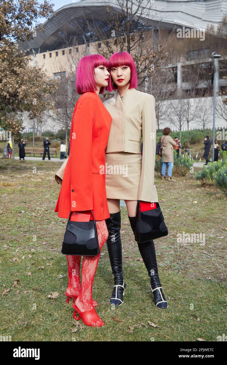 MILÁN, ITALIA - 25 DE FEBRERO de 2023: AMI y Aya Suzuki, Amiaya antes del desfile de Ferragamo, Milan Fashion Week street style Foto de stock