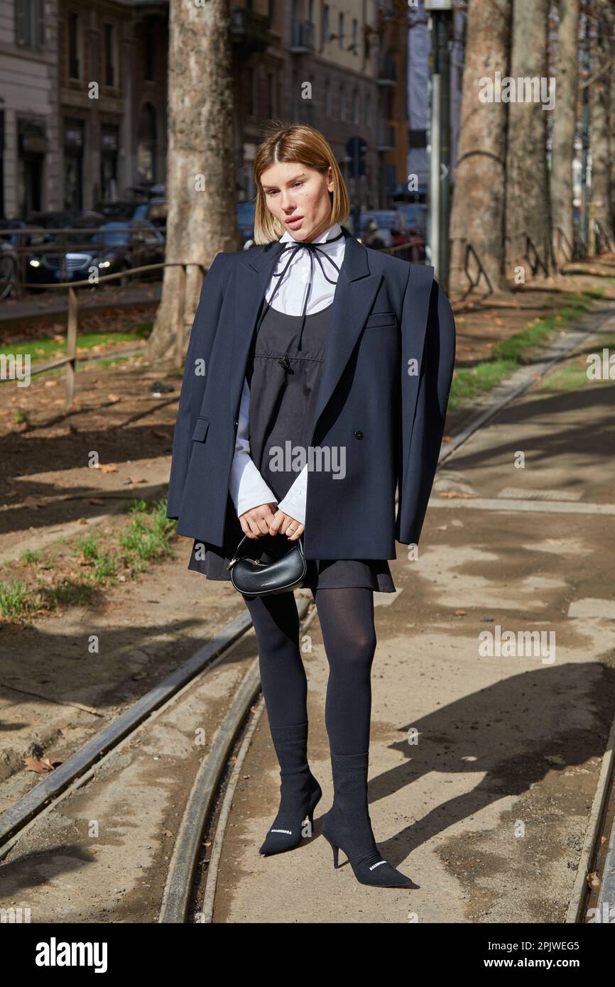 MILÁN, - 25 DE FEBRERO de 2023: Mujer con zapatos Balenciaga negros y antes del desfile Dolce y Gabbana, estilo callejero de Semana de la Moda de Milán