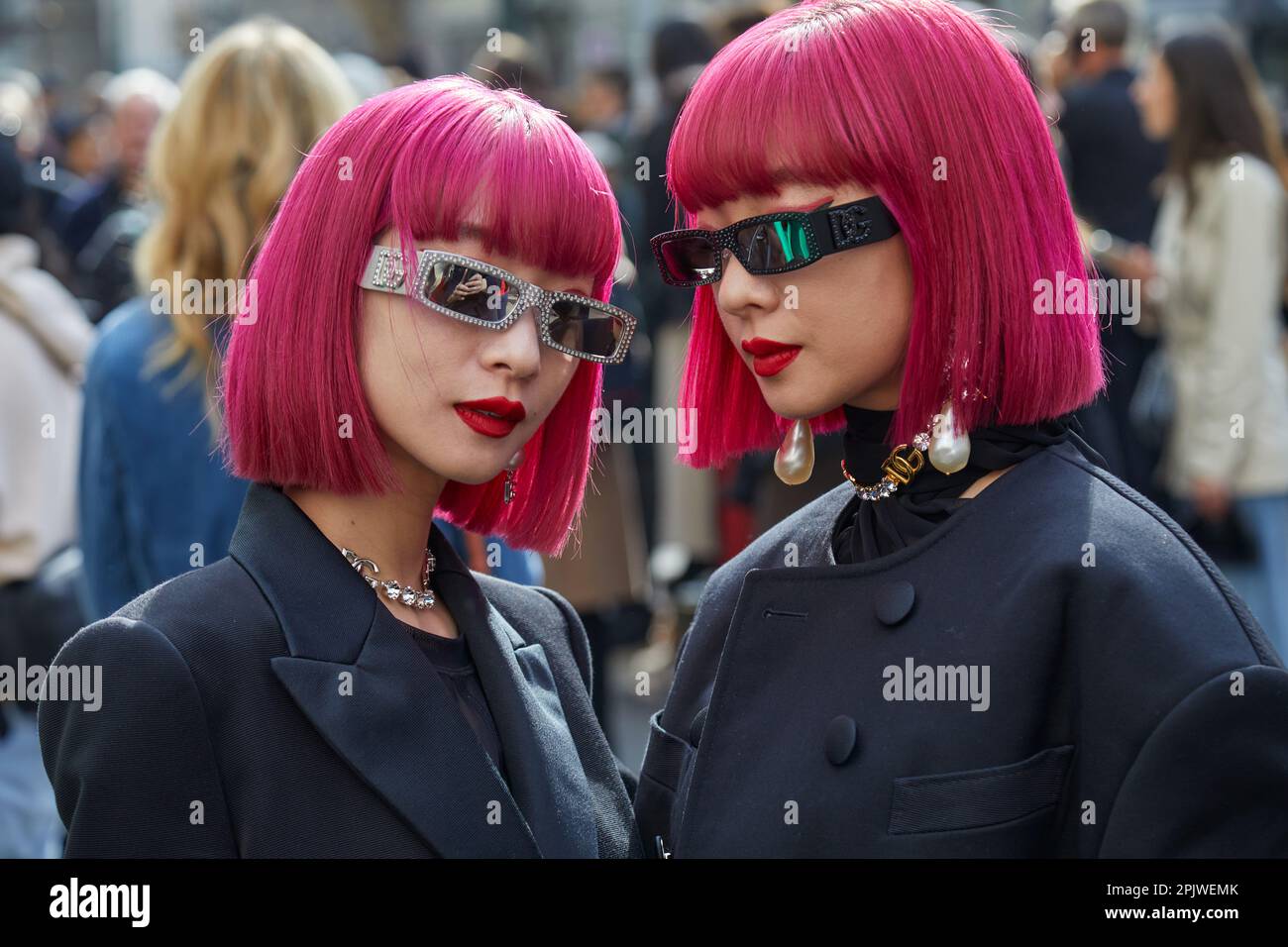 MILÁN, ITALIA - 25 DE FEBRERO de 2023: AMI y Aya Suzuki antes del desfile de Dolce y Gabbana, estilo callejero de la Semana de la Moda de Milán Foto de stock