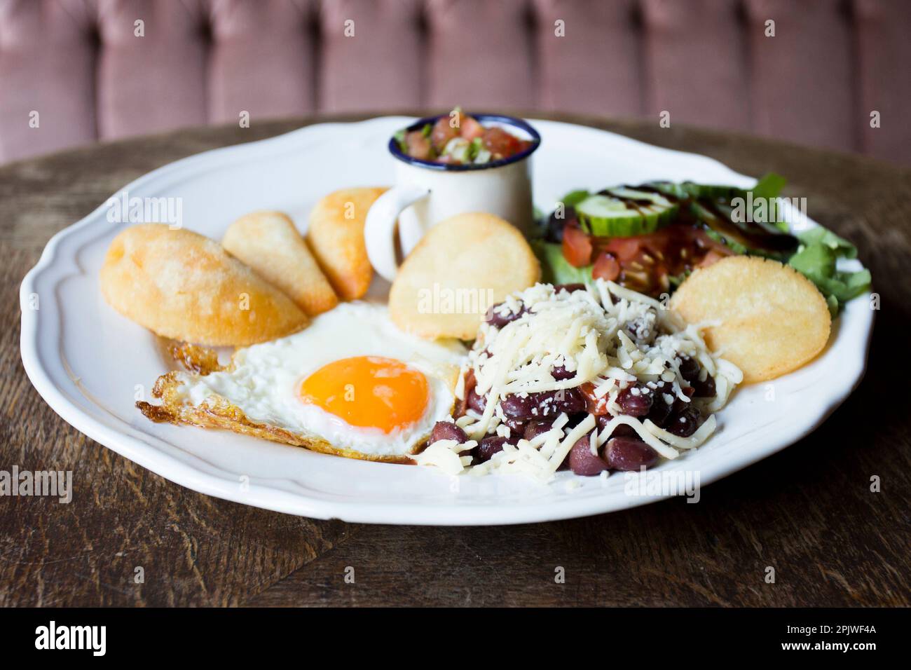 Desayuno venezolano con huevos, arepas y frijoles. Foto de stock